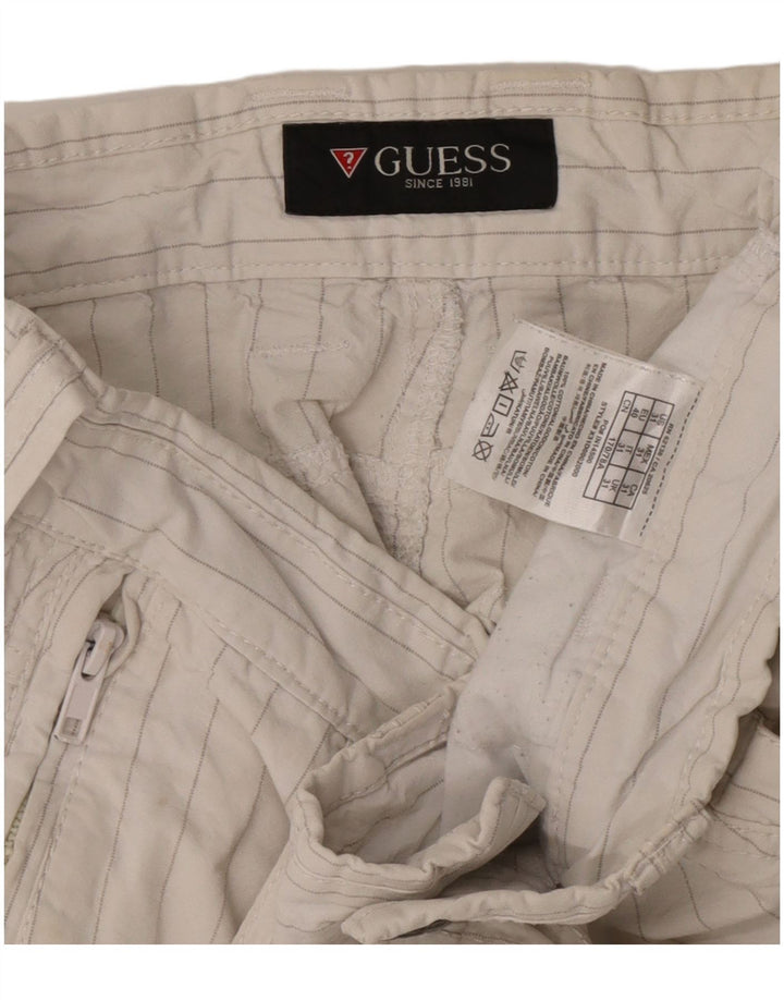 Guess Short cargo W31 en coton à fines rayures blanches pour homme