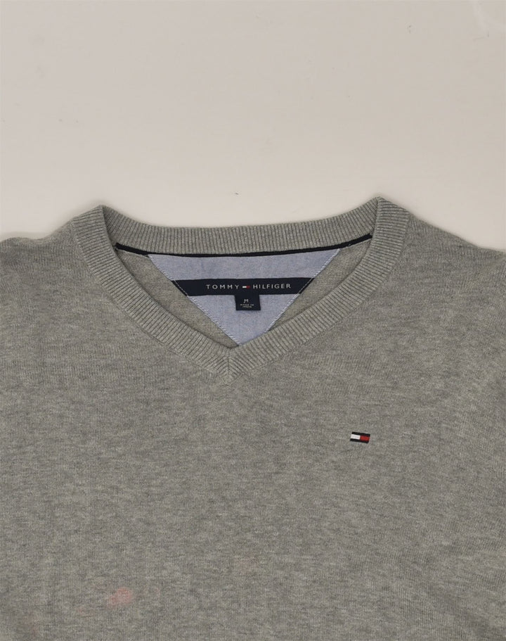 TOMMY HILFIGER Mens V-Neck Jumper Sweater Medium Grey Cotton | Vintage Tommy Hilfiger | Thrift | Second-Hand Tommy Hilfiger | Used Clothing | Messina Hembry 