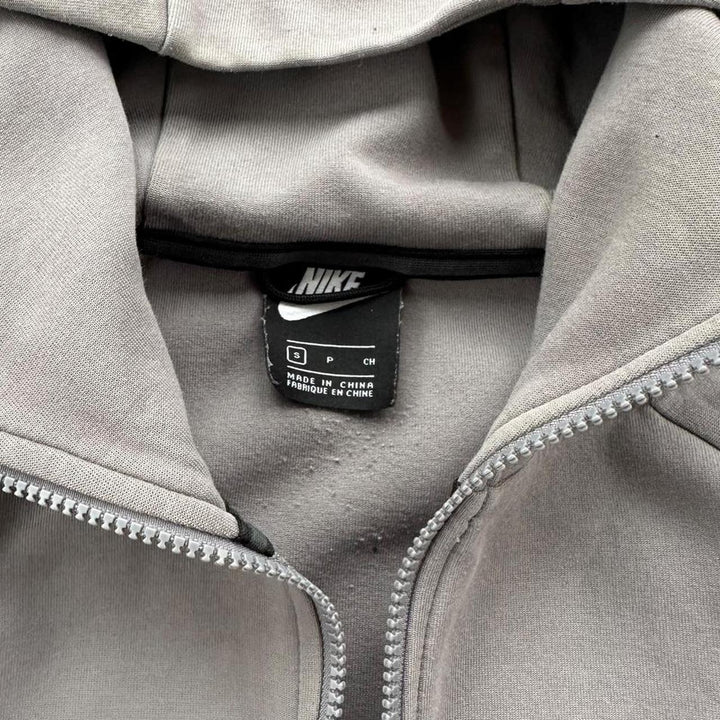 Sweat à capuche style technique Nike - petit