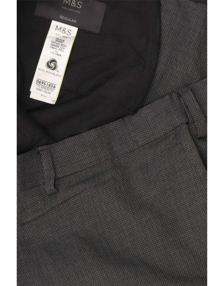 Marks & Spencer Pantalon décontracté coupe régulière pour homme W42 L29 Gris Polyester