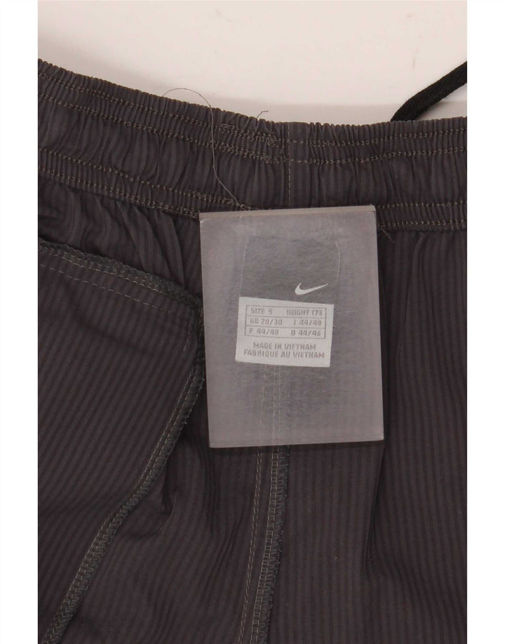 Short de sport Nike pour hommes, petit, gris à fines rayures